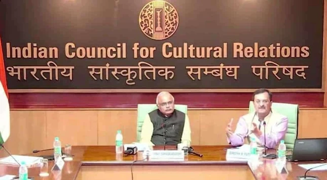 Chủ tịch ICCR Vinay Sahasrabuddhe và tổng giám đốc Dinesh K. Patnaik (bên phải) Chủ tịch ICCR Vinay Sahasrabuddhe và tổng giám đốc Dinesh K. Patnaik (bên phải)