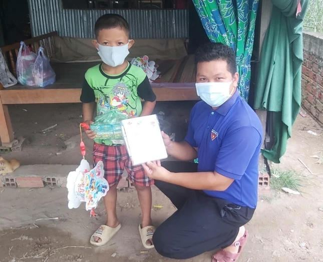 Tặng quà trung thu cho các em nhỏ