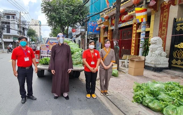 Đoàn từ thiện chùa Lộc Dã mang quà đến với người dân