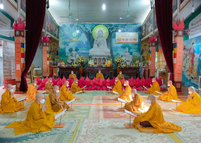 Lễ bố-tát, thuyết giới dưới sự chứng minh của Thượng tọa Thích Tâm Đức, Trưởng ban Trị sự GHPGVN tỉnh