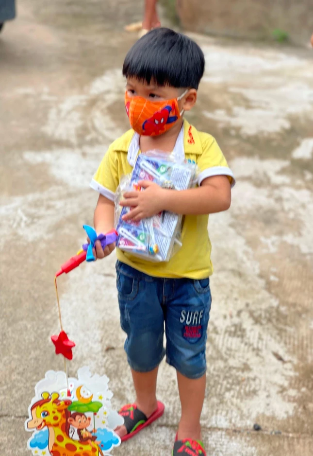 Em vui nhận quà Em vui nhận quà