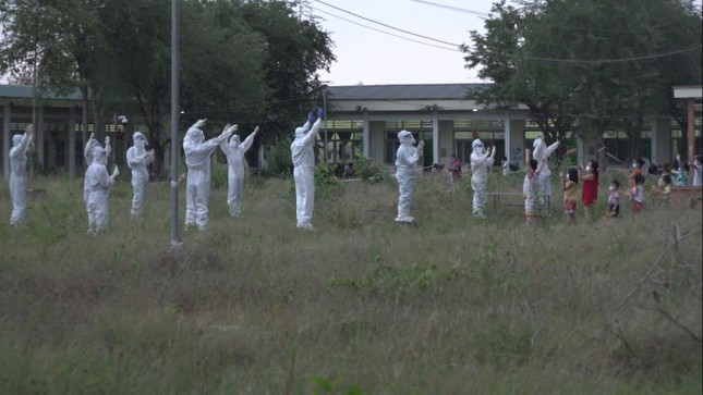 Các y bác sĩ và tình nguyện viên mặc đồ bảo hộ tổ chức văn nghệ, trò chơi cho các em thiếu nhi Các y bác sĩ và tình nguyện viên mặc đồ bảo hộ tổ chức văn nghệ, trò chơi cho các em thiếu nhi