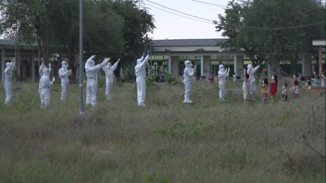 Các y bác sĩ và tình nguyện viên mặc đồ bảo hộ tổ chức văn nghệ, trò chơi cho các em thiếu nhi