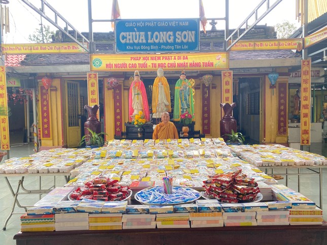 Ni sư trụ trì chùa Long Sơn bên những phần quà dành tặng cho các em