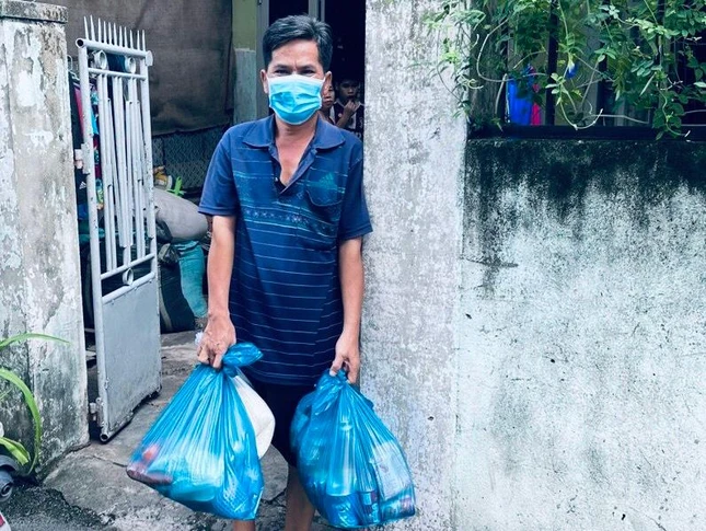 Niềm vui của người dân khi nhận được những món quà