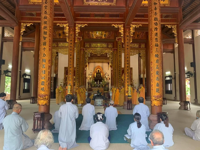 Chư tôn đức cử hành lễ cúng ngọ truyền thống theo nghi lễ thiền môn xứ Huế