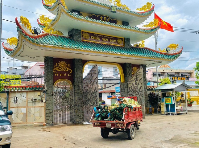 Xe chở các túi an sinh của chùa Vạn Đức đến với người dân phường Tam Phú Xe chở các túi an sinh của chùa Vạn Đức đến với người dân phường Tam Phú