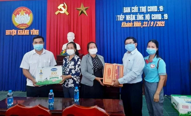 Đoàn trao quà cho Trung tâm Cứu trợ Covid-19 Khánh Vĩnh để chuyển đến học sinh dân tộc khó khăn