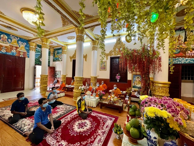 Chư Tăng và Phật tử chùa Pitu Khôsa RăngSay trong thời kinh cầu siêu