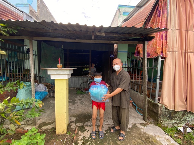 Đại đức Thích Trí Thành tận tay trao quà cho các hộ dân khó khăn Đại đức Thích Trí Thành tận tay trao quà cho các hộ dân khó khăn