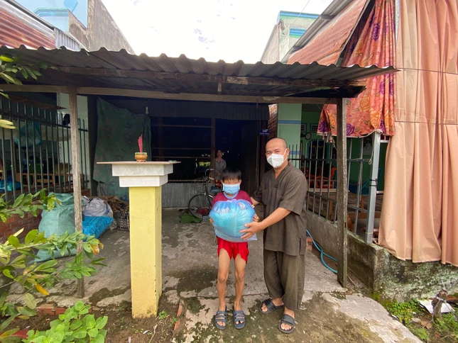 Đại đức Thích Trí Thành tận tay trao quà cho các hộ dân khó khăn Đại đức Thích Trí Thành tận tay trao quà cho các hộ dân khó khăn