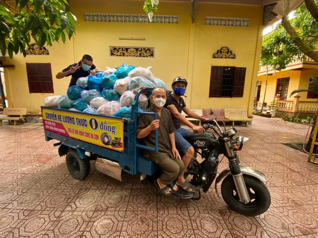 Chuyến xe 0 đồng của chùa Tân Long chở lương thực, thực phẩm đến với người dân xã Tân Thuận Tây Chuyến xe 0 đồng của chùa Tân Long chở lương thực, thực phẩm đến với người dân xã Tân Thuận Tây