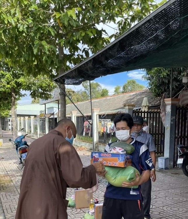 Thượng tọa Thích Thiện Quý tận tay trao quà Thượng tọa Thích Thiện Quý tận tay trao quà