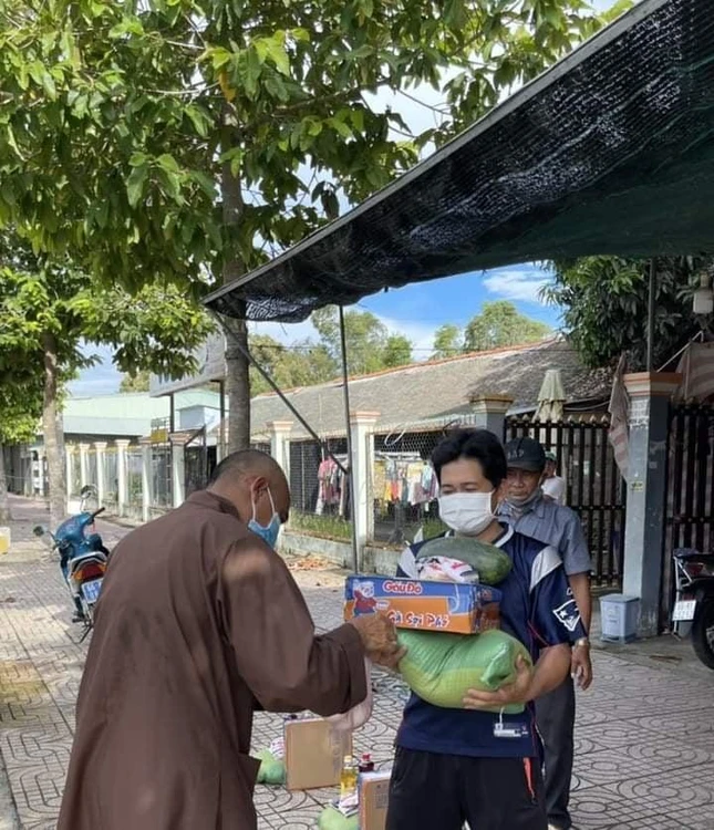 Thượng tọa Thích Thiện Quý tận tay trao quà Thượng tọa Thích Thiện Quý tận tay trao quà