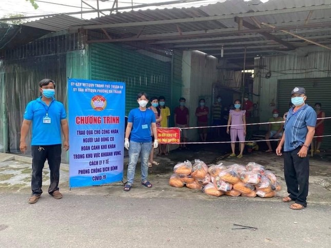 Tặng quà đến người dân trong khu vực cách ly Tặng quà đến người dân trong khu vực cách ly