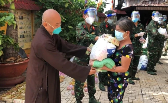 Thượng tọa Thích Chơn Tịnh cùng lực lượng bộ đội trao quà cho người dân tại chùa Thường Quang