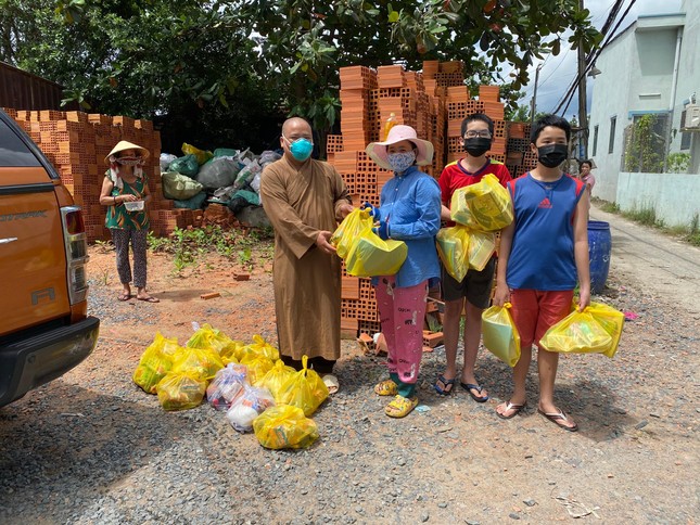 Đại đức Thích Quang Hội trao quà đến người dân Đại đức Thích Quang Hội trao quà đến người dân