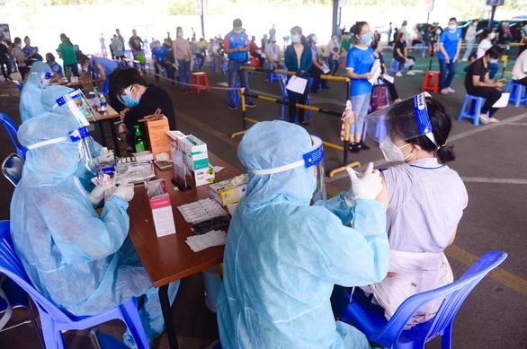 Tiêm vắc-xin ngừa Covid-19 cho người dân TP.HCM - Ảnh: Quang Định