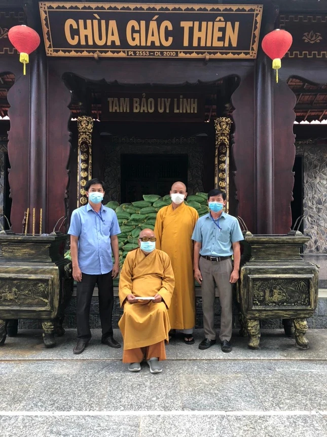 Hòa thượng Thích Phước Tú (ngồi) cùng đại diện chính quyền địa phương