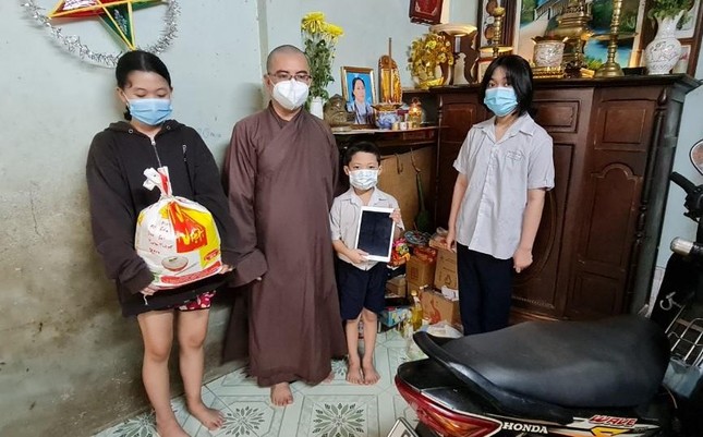 Đại đức Thích Trung Minh trao máy tính bảng cho học sinh mồ côi vì dịch Covid-19