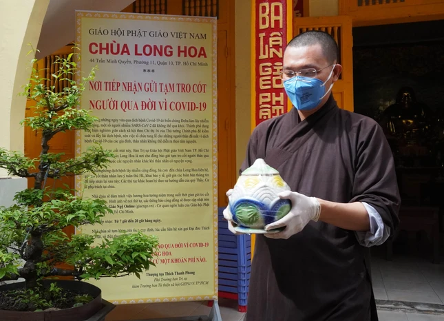 Đại đức Thích Minh Thật là người trực tiếp nhận những hũ tro cốt đồng bào mang đến chùa