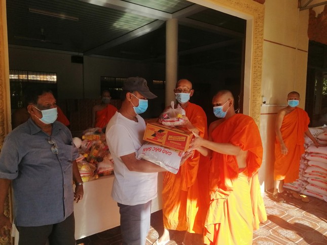 Chùa KomPong trao quà cho hộ nghèo người dân tộc Khmer Chùa KomPong trao quà cho hộ nghèo người dân tộc Khmer