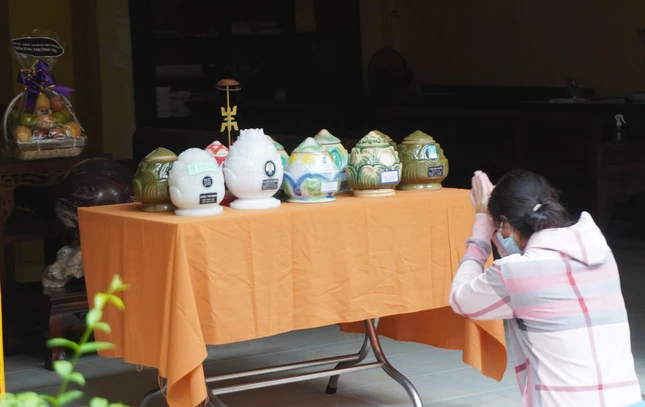 Lạy chào tạm biệt người chồng quá cố