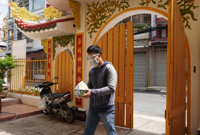 Anh P.T.N mang hũ cốt của người thân qua gửi thờ tạm tại chùa Long Hoa.