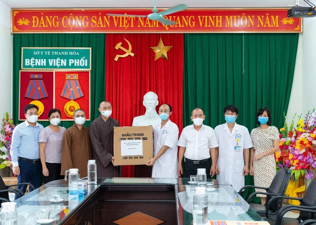 Trao tặng các phần quà và vật tư y tế động viên cán bộ, y bác sĩ