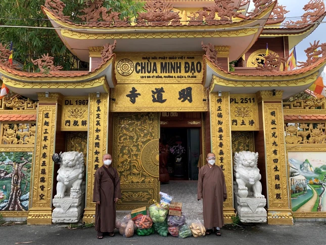 Đoàn Thường trực Ban Trị sự Phật giáo quận 3 cúng dường tại chùa Minh Đạo