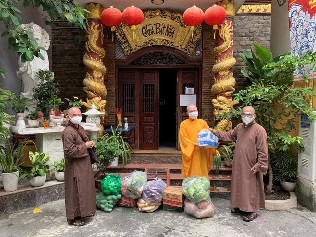 Cúng dường vật phẩm tại chùa Bát Nhã Cúng dường vật phẩm tại chùa Bát Nhã