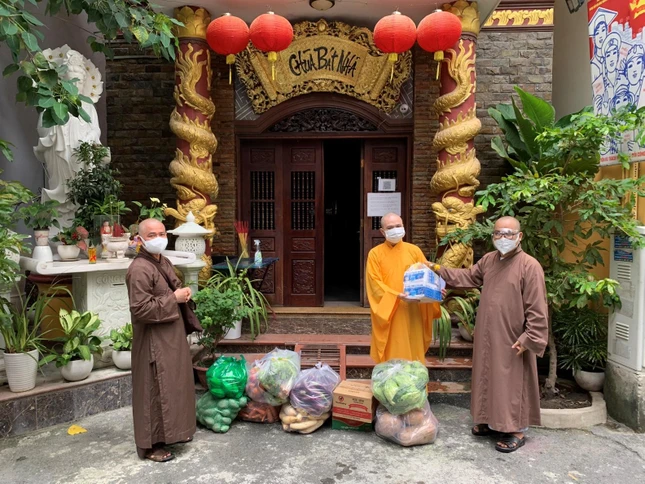 Cúng dường vật phẩm tại chùa Bát Nhã