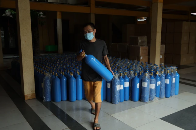 Có 600 bình oxy loại 9 lít sẽ được tặng - Ảnh: Phùng Anh Quốc
