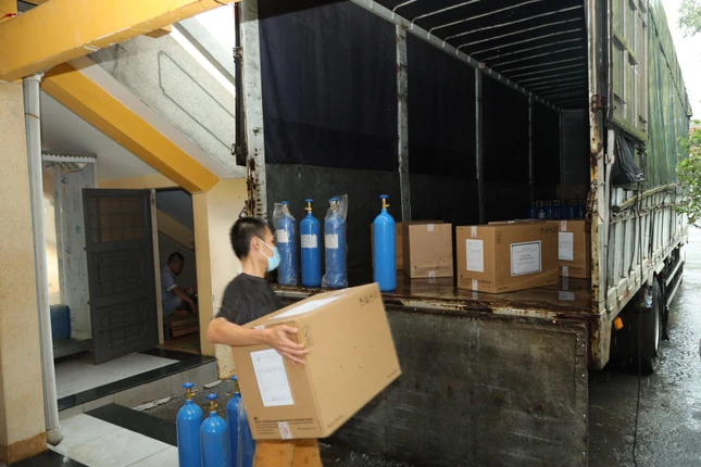 Ngoài ra còn có 5.000 bộ đồ bảo hộ y tế được gửi tặng đến tỉnh An Giang - Ảnh: Phùng Anh Quốc