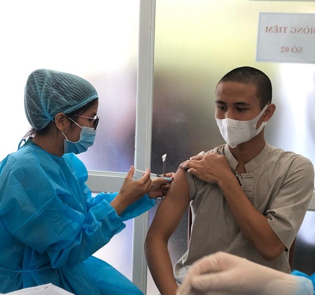 Nhân viên y tế tiến hành tiêm vắc-xin ngừa Covid-19 Nhân viên y tế tiến hành tiêm vắc-xin ngừa Covid-19