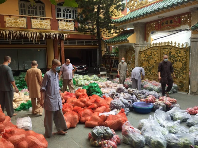 Chư Tăng chùa Hưng Phước chuẩn bị các phần quà