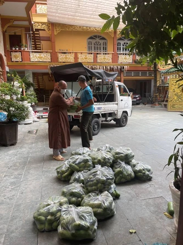 Đại đức Thích Thiện Tài vận chuyển các phần quà đến khu phong tỏa, cách ly tại các phường trên địa bàn quận 3
