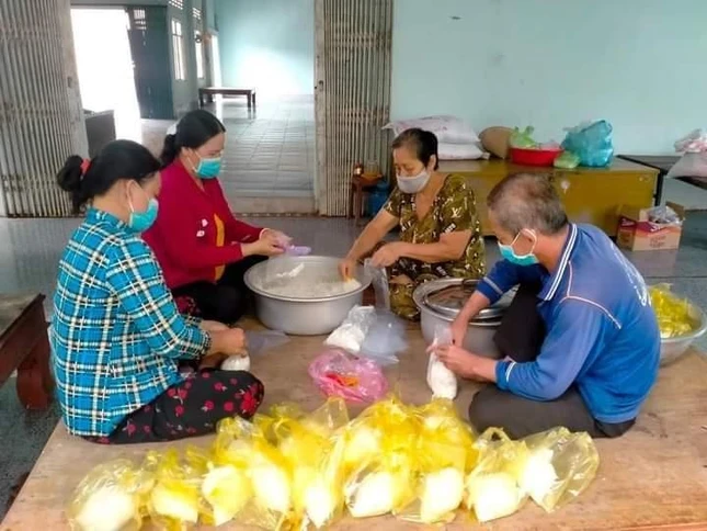 Phật tử chùa Tâm Thành hỗ trợ phân chia các phần cơm, thức ăn