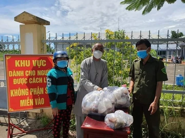 Thượng tọa Thích Thiện Quý tặng cơm tại khu vực cách ly tập trung