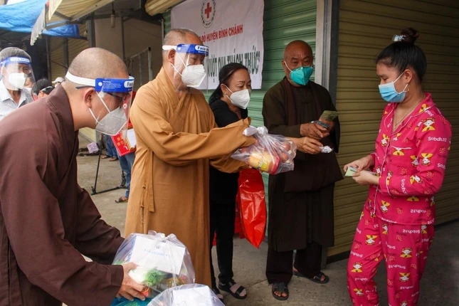 Thượng tọa Thích Huệ Công, Hòa thượng Thích Chơn Tịnh trực tiếp trao quà ở huyện Bình Chánh