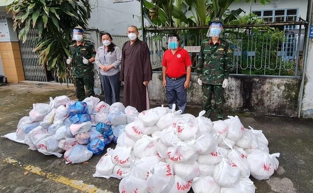 Thượng tọa Thích Lệ Quang chuẩn bị phát quà cho người dân phường 7, quận 8