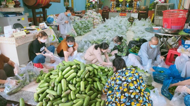 Phật tử và chư Tăng chùa Pháp Hoa phân chia các phần rau, củ