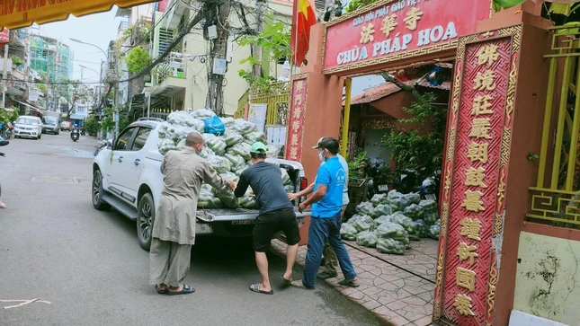 Chuẩn bị vận chuyển các phần rau, củ đến người dân Chuẩn bị vận chuyển các phần rau, củ đến người dân