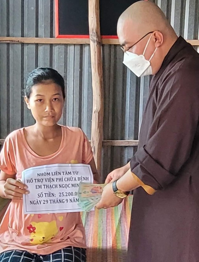 Đại đức Thích Hạnh Huệ trao tiền hỗ trợ đến em Thạch Ngọc Minh Đại đức Thích Hạnh Huệ trao tiền hỗ trợ đến em Thạch Ngọc Minh