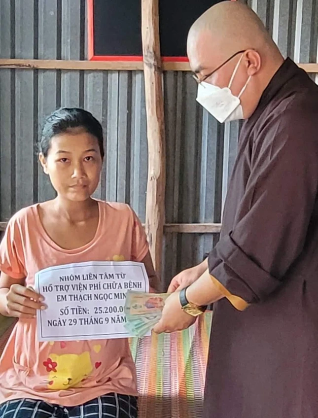 Đại đức Thích Hạnh Huệ trao tiền hỗ trợ đến em Thạch Ngọc Minh Đại đức Thích Hạnh Huệ trao tiền hỗ trợ đến em Thạch Ngọc Minh