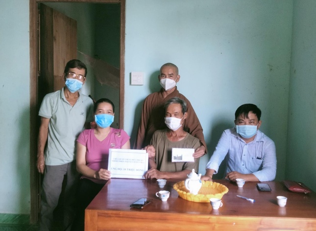 Đại đức Thích Tâm Trí, trụ trì chùa Quán Âm và các thành viên trong đoàn gửi tiền hỗ trợ đến gia đình em Lê Đức Hạnh.