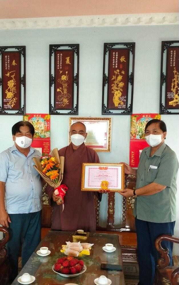 Thượng tọa Thích Thiện Quý, trụ trì chùa Tâm Thành (huyện Tam Nông) nhận Bằng khen của Chủ tịch UBND tỉnh Đồng Tháp vì có nhiều đóng góp, hỗ trợ trong công tác phòng chống Covid-19