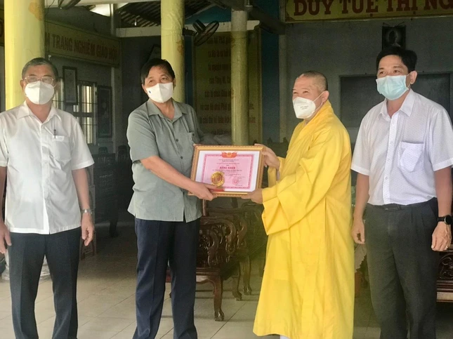 Thượng tọa Thích Chơn Trí, Trưởng ban Trị sự GHPGVN TP.Sa Đéc (chùa Phước Hưng) đón nhận Bằng khen