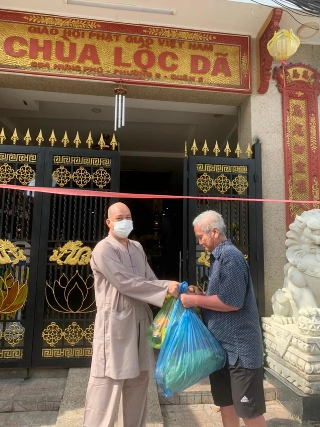 Thượng tọa Thích Trí Trường trao quà cho người dân tại chùa