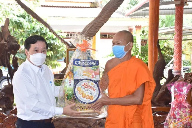 Hòa thượng Danh Đổng, Chủ tịch Hội Đoàn kết Sư sãi yêu nước tỉnh Kiên Giang nhận quà chúc mừng của đại diện lãnh đạo huyện Gò Quao